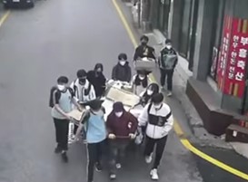 부산의 중학교 학생 10명이 폐지 줍는 할머니와 함께 걷고 있다. [이미지출처=부산경찰청 페이스북]