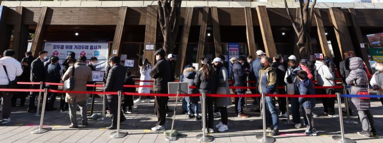 지난 26일 오전 서울 송파구보건소에 설치된 임시 선별진료소를 찾은 시민들 검체 검사를 위해 대기하고 있다. ＜사진=연합뉴스＞