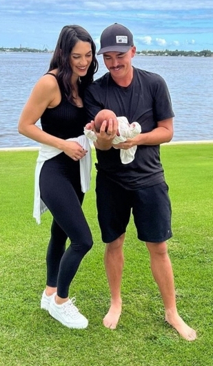 (Golf subject) Fowler, “rapid-shot golfer” "I'm a dad now~"