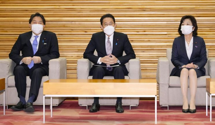 기시다 후미오 일본 총리(가운데)가 지난 26일 오전 정례 각의(국무회의)를 주재하고 있다. 왼쪽부터 하야시 요시마사 외무상, 기시다 총리, 노다 세이코 지역창생·저출산대책담당상 ＜사진=연합뉴스＞