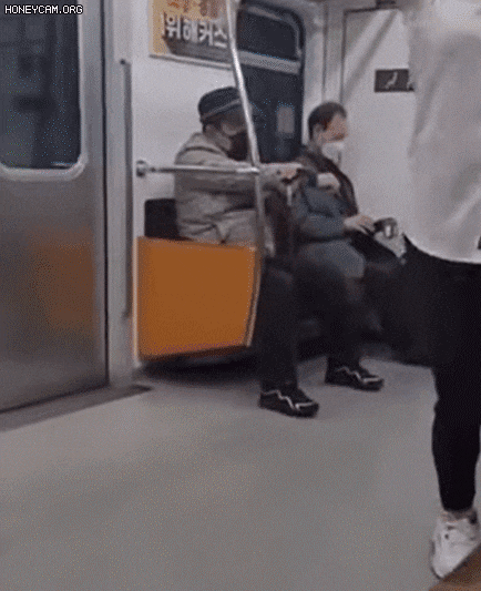 지난 22일 서울 지하철 3호선 내에서 한 여성이 난동을 부렸다. [사진=온라인 커뮤니티]
