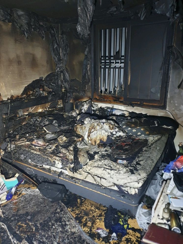 부산 광안리의 한 원룸에서 전기주전자 누전으로 추정된 화재가 발생해 40대 남성이 숨졌다. 집안 절반 이상을 태운 화마로 현장이 참혹하게 변해 있다. [이미지출처=부산경찰청]