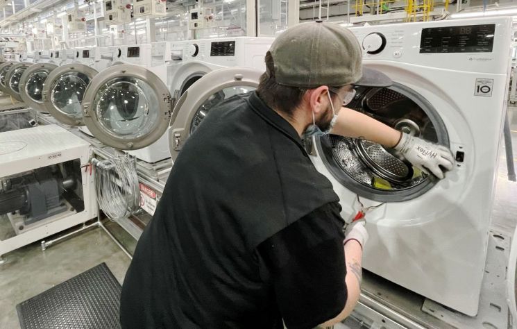 LG전자 직원이 26일(현지시간) 미국 테네시주 클락스빅에 있는 세탁기 라인에서 드럼 세탁기 생산에 분주하다.(사진제공=LG전자)