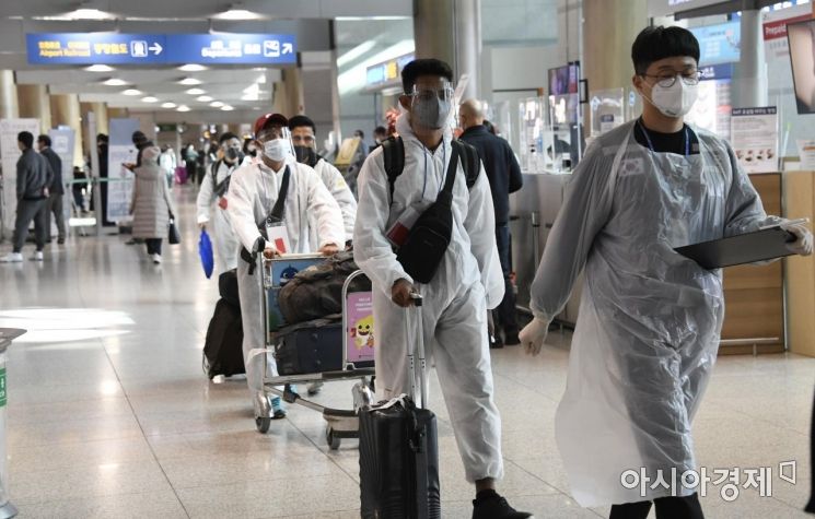 정부가 남아프리카 일대에서 퍼지고 있는 코로나19 변이 바이러스 '오미크론'의 국내 유입을 막기 위해 아프리카 8개국의 국내 입국을 금지한 28일 인천국제공항 1터미널 모습.