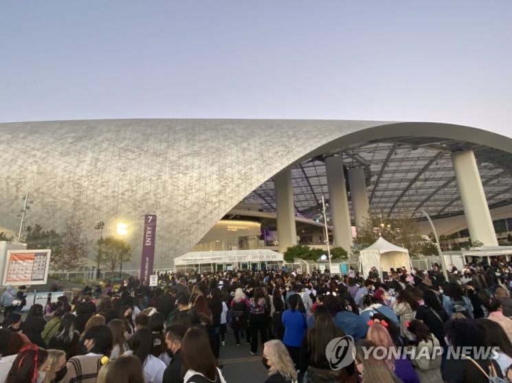 27일(현지시간) 미국 로스앤젤레스(LA) 소파이 스타디움에서 2년 만에 열리는 방탄소년단(BTS)의 첫 대면 콘서트 게이트 앞에서 관람객들이 입장을 기다리고 있다. [사진=연합뉴스]
