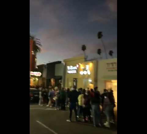 방탄소년단(BTS)이 추천한 LA의 한 곱창집 앞에 사람들이 길게 줄을 서서 기다리고 있다. 사진=트위터