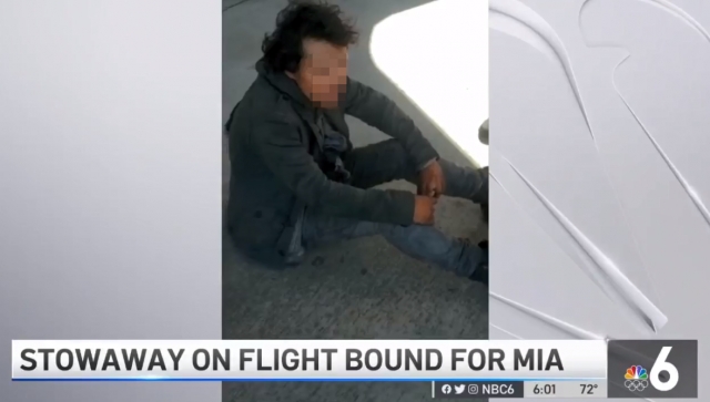 과테말라 국적의 20대 남성이 미국 플로리다주 마이애미 국제공항에 도착한 직후 힘이 풀려 바닥에 주저 앉아 있다. /사진=NBC 마이애미 캡쳐