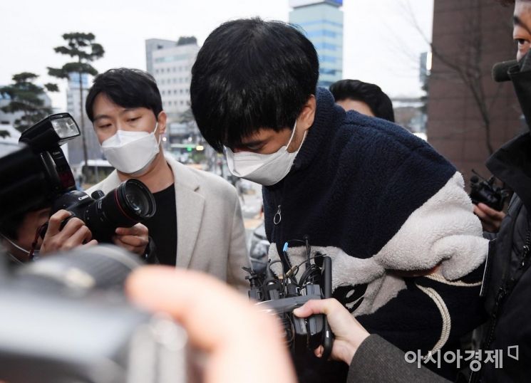 스토킹으로 신변보호를 받던 전 여자친구를 살해한 피의자 김병찬이 29일 서울 남대문경찰서에서 검찰로 송치되고 있다. 김씨는 지난 19일 오전 11시30분쯤 서울 중구의 오피스텔에서 전 여자친구인 A씨를 흉기로 살해한 혐의를 받는다./김현민 기자 kimhyun81@