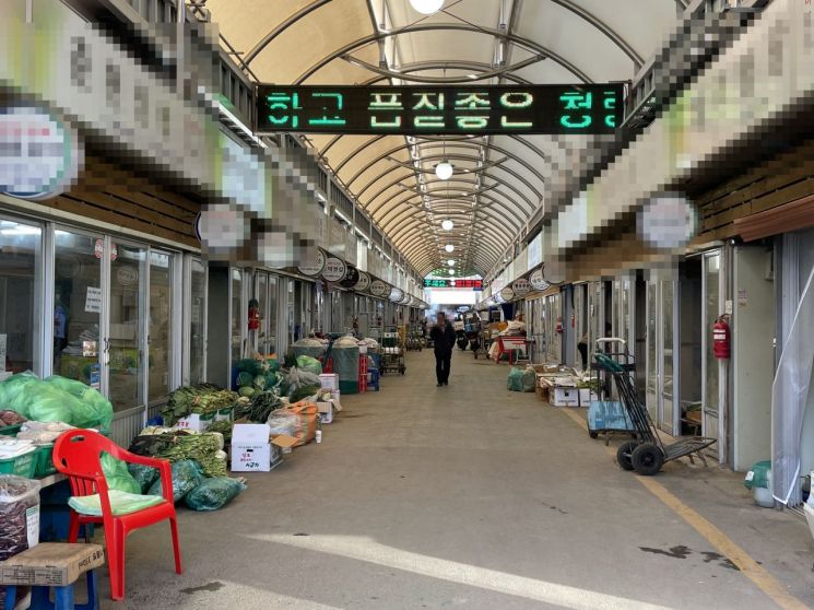 26일 오전 서울 동대문구 청량리농수산물시장 거리가 한산하다.