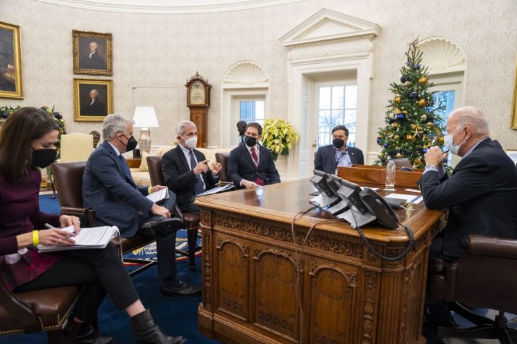 조 바이든 미국 대통령이 28일 백악관에서 앤서니 파우치 소장을 포함한 코로나19 대응팀과 오미크론 코로나19 변이에 대한 보고를 받고 있다.