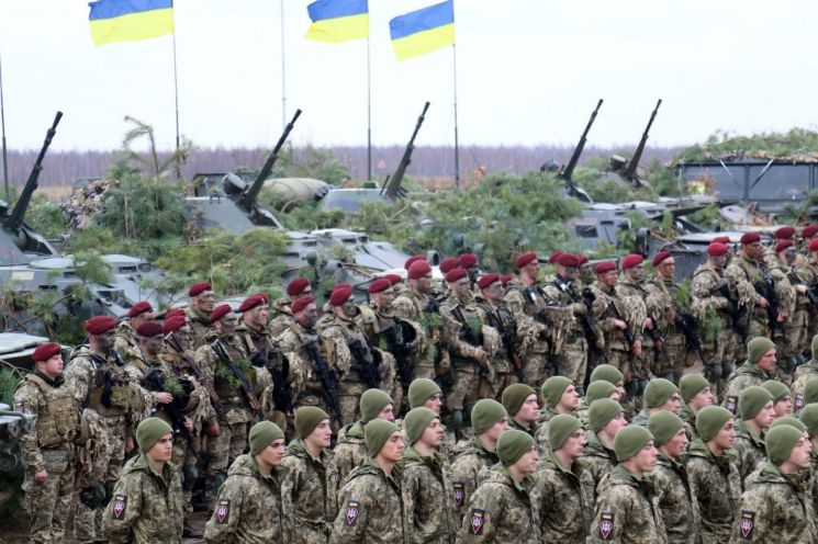 21일(현지시간) 우크라이나 지토미르 일대에서 러시아의 침공에 대비한 군사훈련 중인 우크라이나 공수부대의 모습. 지토미르(우크라이나)=로이터·연합뉴스
