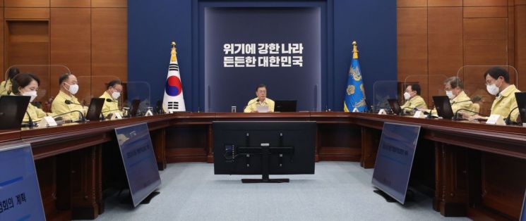 文대통령 "새로운 변이, 봉쇄하는 나라 늘어…우리 상황도 엄중"