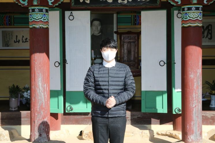 가수 안성준이 독립운동가 안중근 의사 사당인 장흥 ‘해동사’를 참배했다. ⓒ 아시아경제