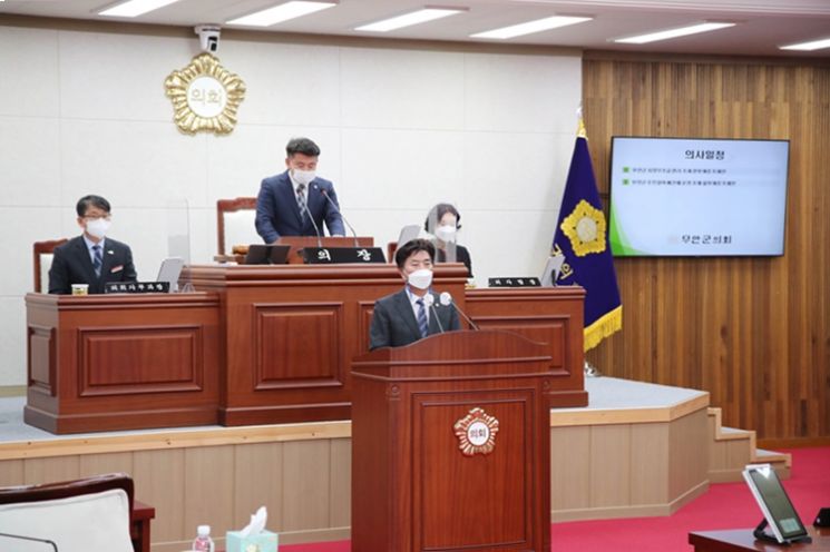 무안군의회 김경현 의원이 김산 군수에게 군정 질의를 하고 있다. ⓒ 아시아경제