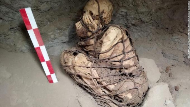 페루 산 마르코스 국립대학 연구진이 리마 근처의 카하마르킬라 유적지 마을 광장 지하에서 발굴한 미라. /사진=CNN 캡처