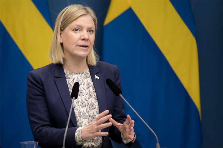 스웨덴 첫 여성총리 안데르손, 사퇴 5일만에 다시 총리에 올라
