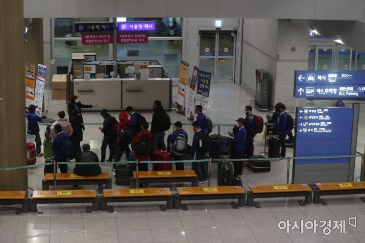 지난달 30일 인천국제공항 1터미널 입국장에서 해외 입국자들이 대기하고 있다. /문호남 기자 munonam@