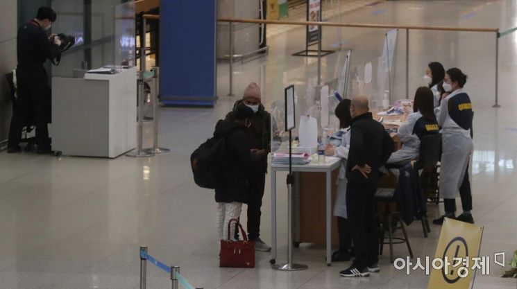 코로나19 변이 오미크론에 대한 우려가 이어지고 있는 30일 인천국제공항 1터미널 입국장에서 해외 입국자들이 대기하고 있다. /문호남 기자 munonam@