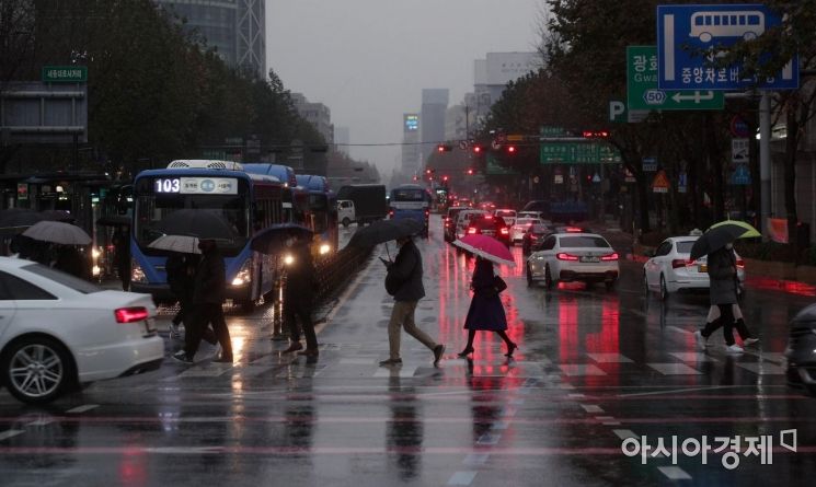 [포토] 비 내리는 출근길, 발걸음 재촉하는 시민들