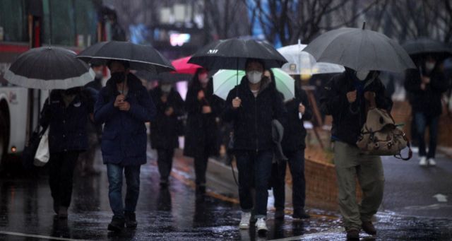 전국이 흐리고 비가 내린 30일 서울 광화문 거리에서 출근길 시민들이 우산을 쓴 채 발걸음을 옮기고 있다. 기상청은 수도권과 강원 내륙, 경상 서부 내륙, 제주도 산지에는 오후부터 기온이 떨어지면서 눈이 내릴 것으로 내다봤다./김현민 기자 kimhyun81@