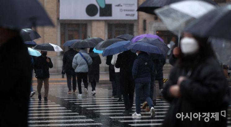 전국이 흐리고 비가 내린 30일 서울 광화문 거리에서 출근길 시민들이 우산을 쓴 채 발걸음을 옮기고 있다. 기상청은 수도권과 강원 내륙, 경상 서부 내륙, 제주도 산지에는 오후부터 기온이 떨어지면서 눈이 내릴 것으로 내다봤다./김현민 기자 kimhyun81@