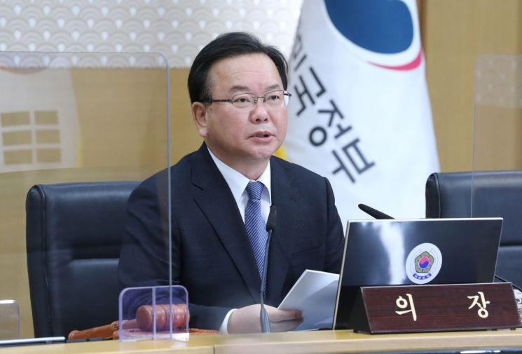 김 총리 "방역 비상상황…모임 내년으로 미뤄달라"