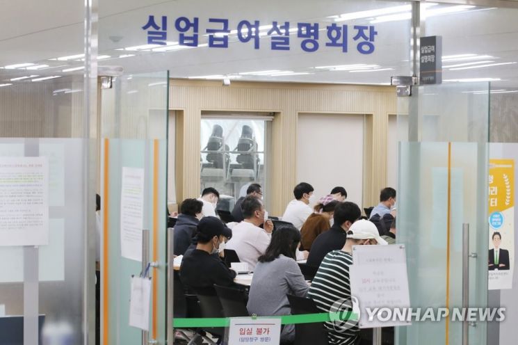 코로나19 감염 사태가 심각했던 지난해 연간 취업 자수는 전년 대비 21만명 이상 감소했다. 사진은 실업급여 설명회장에 모인 시민들 모습. / 사진=연합뉴스