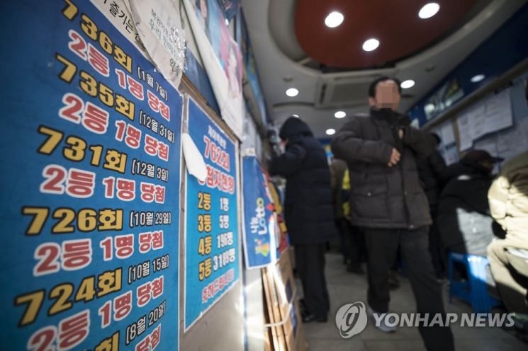 복권을 구매하는 시민들 모습. 사진은 기사 중 특정 표현과 관계 없음. / 사진=연합뉴스
