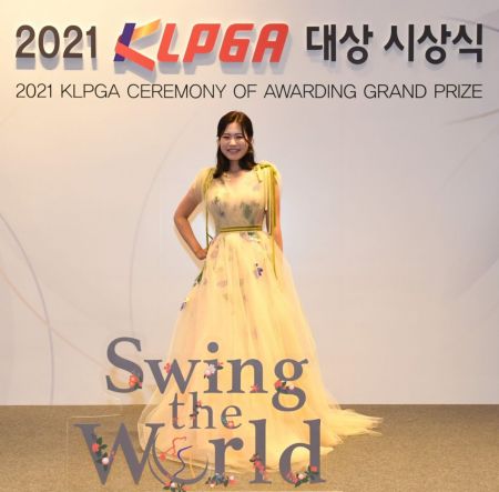 ‘국내 넘버 1’ 박민지가 KLPGA 대상 시상식에서 환하게 웃고 있다. 사진제공=KLPGA