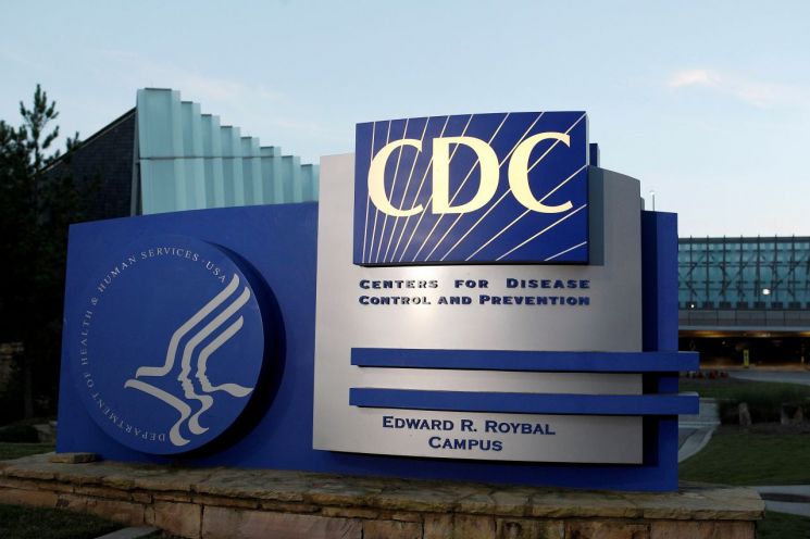 美 CDC "해외 입국자 오미크론 감시 확대, 제한조치 강화" 