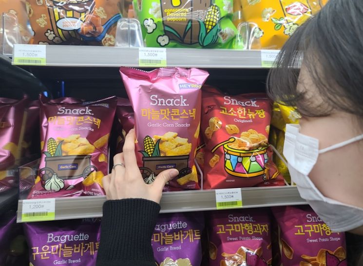 CU, 오리온과 손잡고 '친환경 패키지' PB 스낵 출시