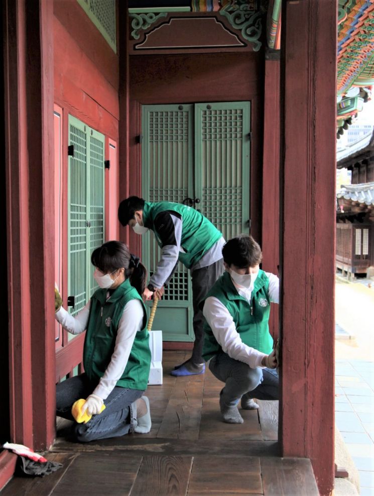 30일 스타벅스커피코리아 파트너들이 덕수궁에서 정화 봉사활동을 진행하고 있다.
