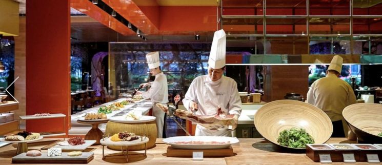 "취소 있으면 꼭 연락주세요"…연말 호텔 뷔페·파인다이닝 '예약 전쟁'