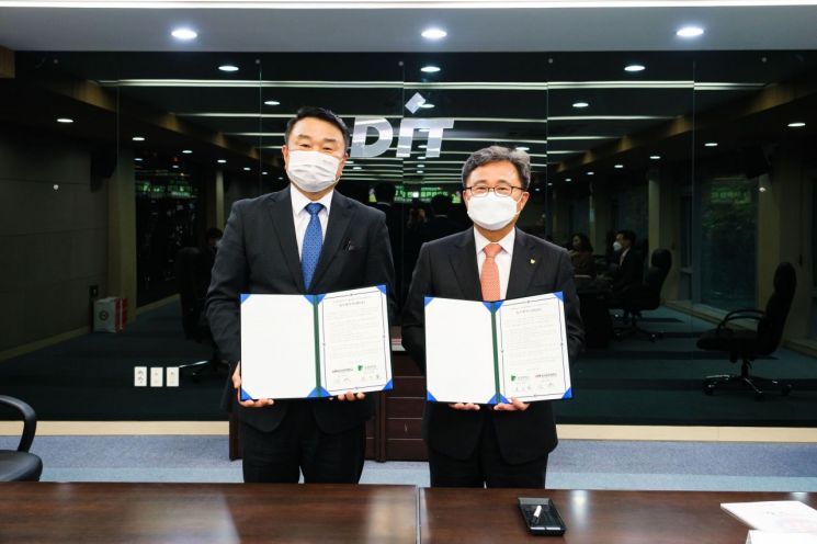 동의과학대학교 총장 김영도(왼쪽)과 동명대 총장 전호환이 협약을 체결하고 있다.