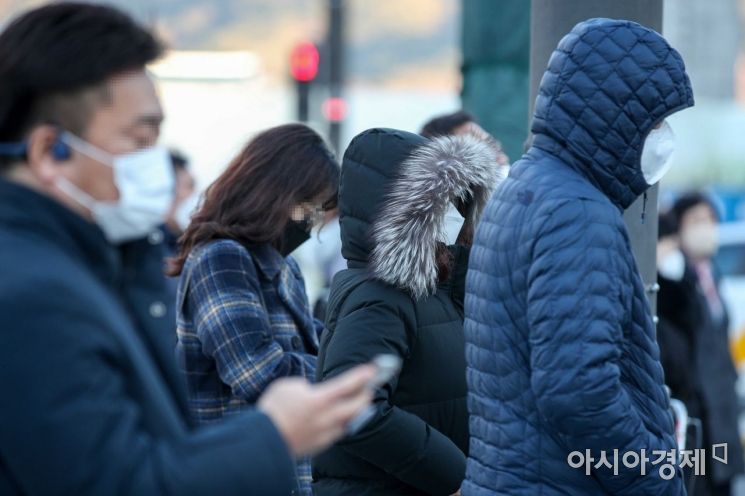 서울 아침 기온이 영하3도까지 떨어지며 겨울 한파가 찾아온 1일 서울 종로구 세종로 네거리 인근에서 직장인들이 두꺼운 외투를 입고 출근길에 오르고 있다./강진형 기자aymsdream@