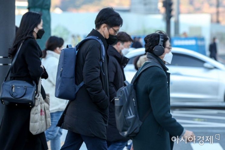 서울 아침 기온이 영하3도까지 떨어지며 겨울 한파가 찾아온 1일 서울 종로구 세종로 네거리 인근에서 직장인들이 두꺼운 외투를 입고 출근길에 오르고 있다./강진형 기자aymsdream@