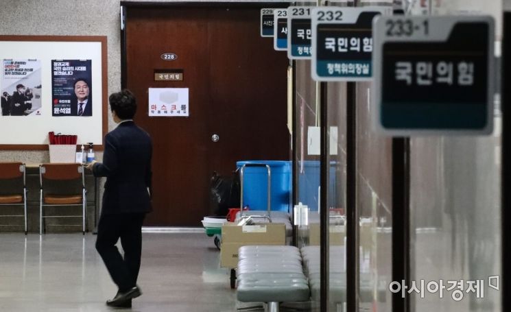 1일 국회 국민의힘 대표실 앞에 이준석 대표와 윤석열 대선 후보의 모습이 보이고 있다. 이 대표는 '패싱' 논란이 불거진 상황에서 지난 11월30일 이후 모든 당무를 거부하며 부산으로 떠났다./윤동주 기자 doso7@