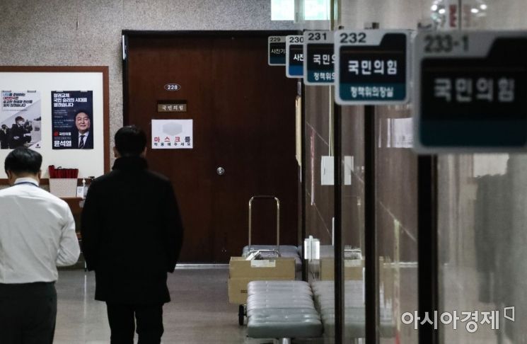 1일 국회 국민의힘 대표실 앞에 이준석 대표와 윤석열 대선 후보의 모습이 보이고 있다. 이 대표는 '패싱' 논란이 불거진 상황에서 지난 11월30일 이후 모든 당무를 거부하며 부산으로 떠났다./윤동주 기자 doso7@