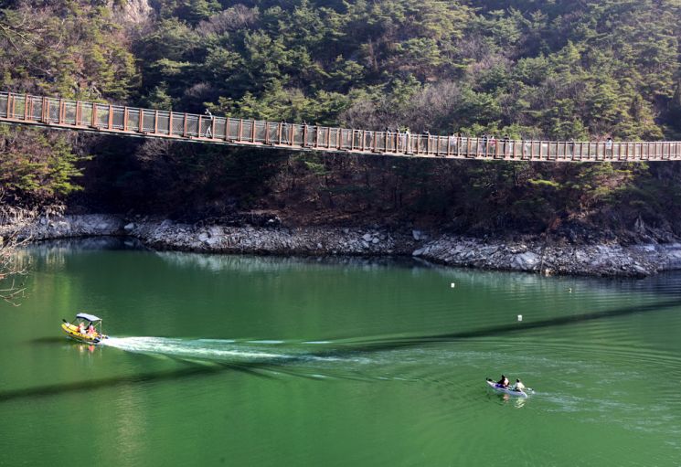 [조용준의 여행만리]팔봉과 별, 구름다리‥자연이 병풍이 되는 곳 오늘밤엔…잠을 잊었다