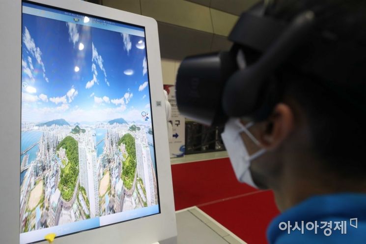 지난해 열린 ‘대한민국 지식재산대전’에서 한 시민이 드론 VR로 관광지를 둘러보고 있다.