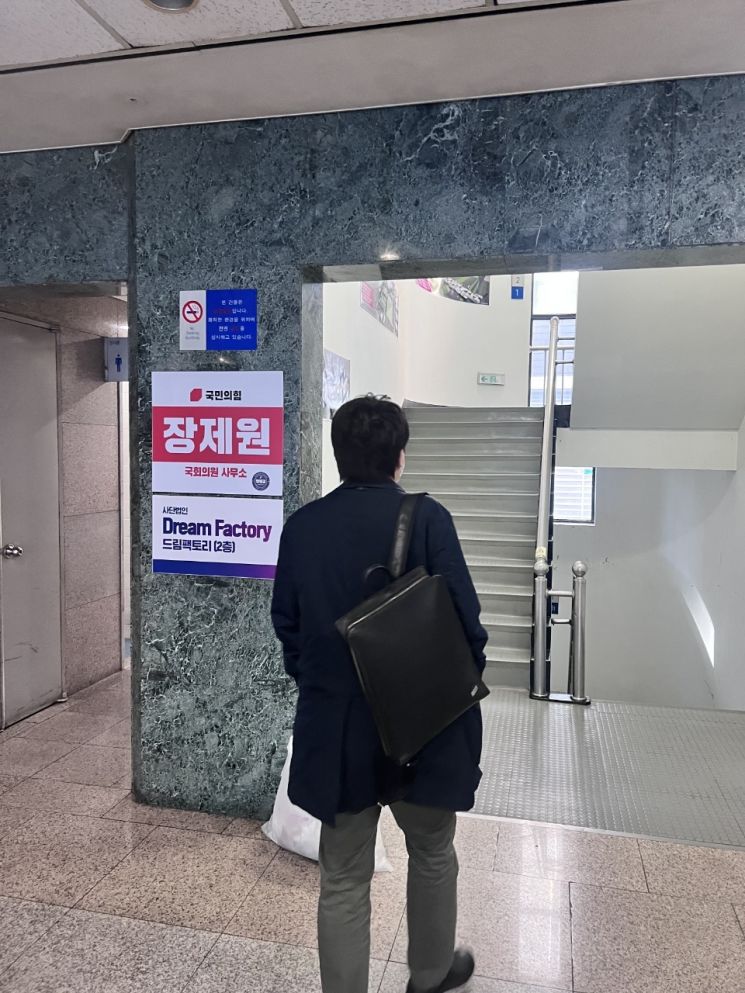 장제원 부산 사무실 전격 방문한 이준석…'건재 과시? 기습에 대한 반격"
