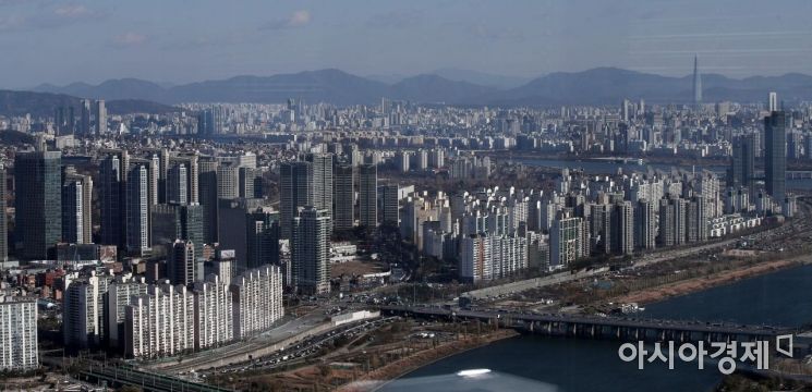 서울에서 3.3㎡당 아파트 평균매매가격이 5000만원을 넘는 자치구가 1년 사이 2배 이상 늘어난 것으로 나타났다. 지난해 11월 기준 서울 25개 자치구 가운데 3.3㎡당 아파트 평균매매가격이 5000만원을 넘는 곳은 강남구, 서초구, 송파구에 불과했지만, 지난달에 용산구, 성동구, 마포구, 광진구가 추가돼 7곳이 됐다. 사진은 63스퀘어에서 바라본 서울 아파트 모습./김현민 기자 kimhyun81@