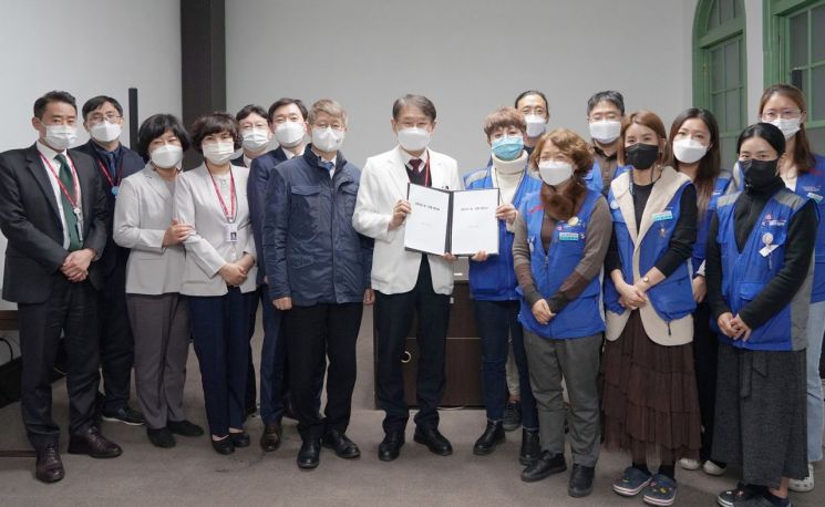 경북대병원 노사 양측은 지난 4개월 간 교섭을 벌여 2021년 임단협을 체결하고 합의서에 조인했다.
