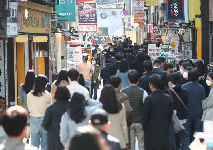 서울 명동 거리에서 직장인들이 점심식사를 위해 걸어가고 있다. 사진은 기사의 특정표현과 직접적인 관련 없음. [사진=연합뉴스]