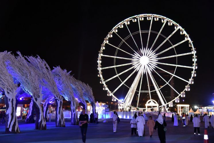 지난달 6일(현지시간) 사우디 아라비아의 수도 리야드의 윈터 원더랜드 놀이공원을 찾은 관람객들이 각종 놀이기구를 즐기고 있다. ＜사진=신화연합＞