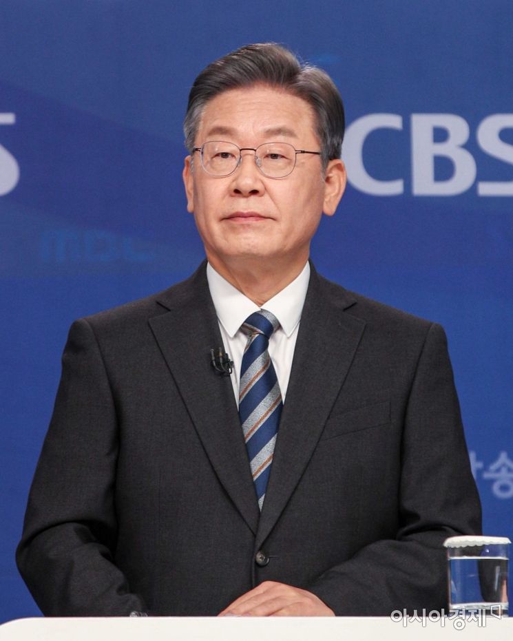 이재명 더불어민주당 대선후보가 2일 서울 양천구 한국방송회관에서 열린 '방송기자클럽 토론회'에 참석해 토론회 시작을 기다리고 있다./강진형 기자aymsdream@