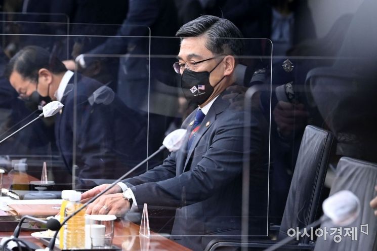 서욱 국방부 장관이 2일 오전 서울 용산구 국방부 화상회의실에서 열린 제53차 한미안보협의회(SCM) 고위급 회담에서 착석하고 있다./사진공동취재단