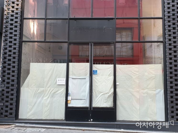 2일 서울 중구 명동거리의 한 점포에 임대 문의 안내문이 붙어 있다. 사진=허미담 기자damdam@