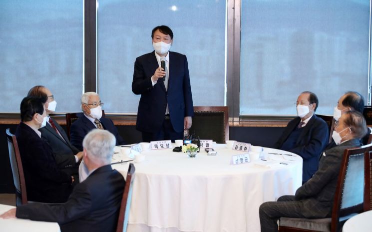 尹 상임고문단 만난 자리에서 "李, 끌고 와야" vs "무슨 찾아가"