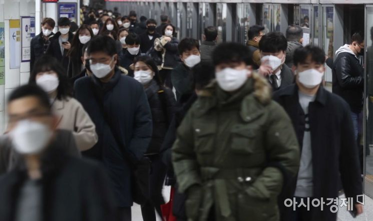 코로나19 확산세가 이어지고 있는 3일 서울 광화문역에서 출근길 시민들이 발걸음을 재촉하고 있다. /문호남 기자 munonam@